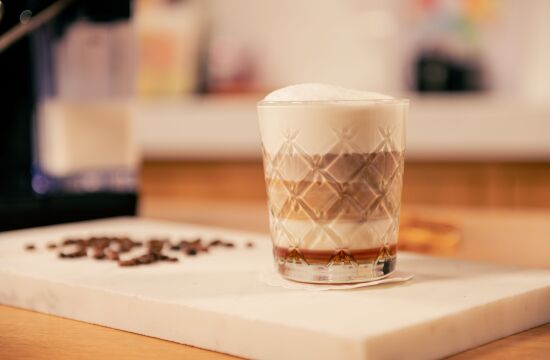 Rețetă caffe latte cu sirop de caramel la espressorul Breville Prima Latte II by Adrian Cărădeanu