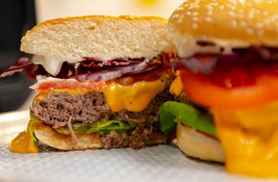 Rețetă burger cu vită la Breville Air Fryer by Chef Roxana Blenche