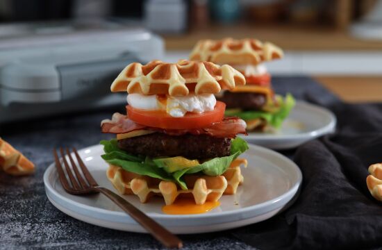 Rețetă breakfast waffle burger și cappuccino la aparatul de gofre DuraCeramic Breville by Bucătar Maniac