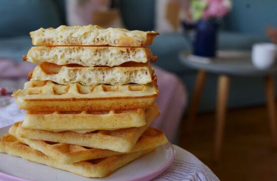 Rețetă waffles cu drojdie, aerate și subțiri, la aparatul de gofre Duraceramic by Mihai Gătește