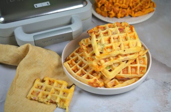 Rețetă waffles cu brânză cheddar la Aparatul de Gofre DuraCeramic Breville by Teo's Kitchen
