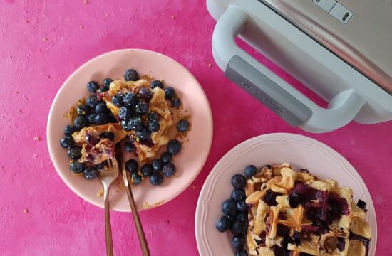 Rețetă waffles cu lapte condensat, unt de arahide și afine la aparatul de gofre Duraceramic Breville by Prăjiturela