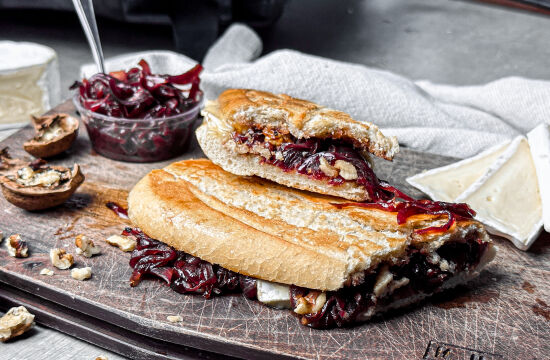 Rețetă sandwich cu ceapă caramelizată și brie la Sandwich-Maker Panini Breville by Daniel Breda