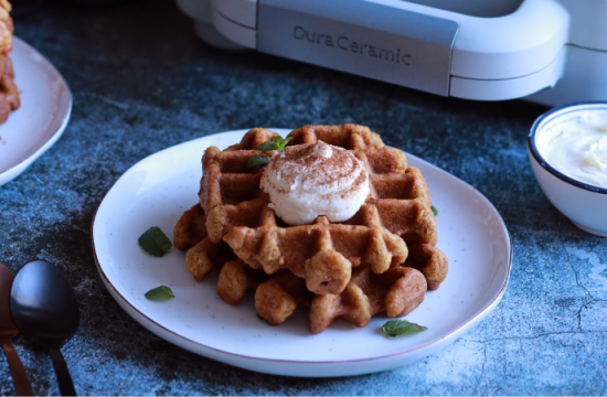 Rețetă carrot cake waffles cu cremă de mascarpone la aparatul de gofre DuraCeramic by Bucătar Maniac