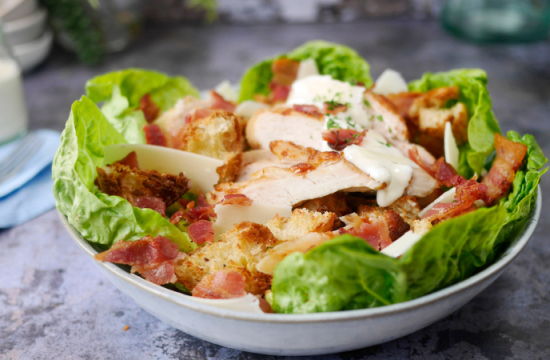 Rețetă salată Caesar de pui cu crutoane, usturoi și bacon la airfryer Breville