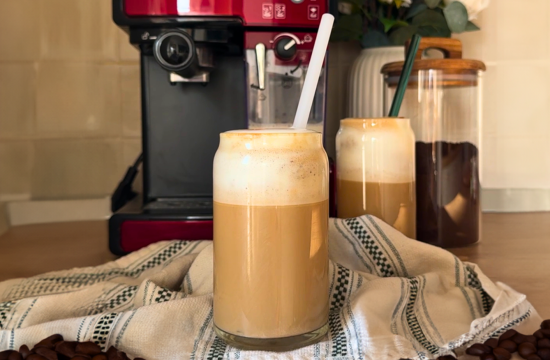 Rețetă Vegan Salted Caramel Latte preparat la espressorul manual Prima Latte Breville