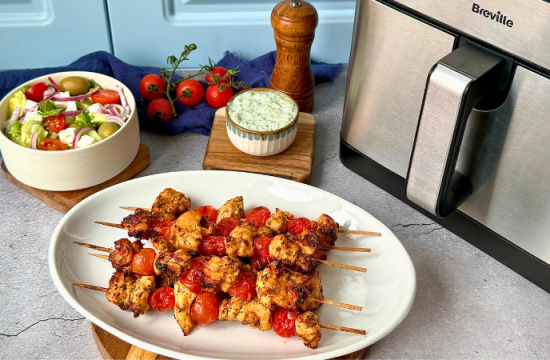 Rețetă Frigărui de pui cu salată grecească și sos tzatziki la airfryer Halo Air, XL, Breville by Liana Mincioaga