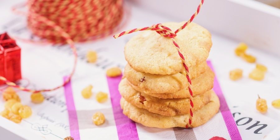 Reteta biscuiti cu ciocolata alba si stafide