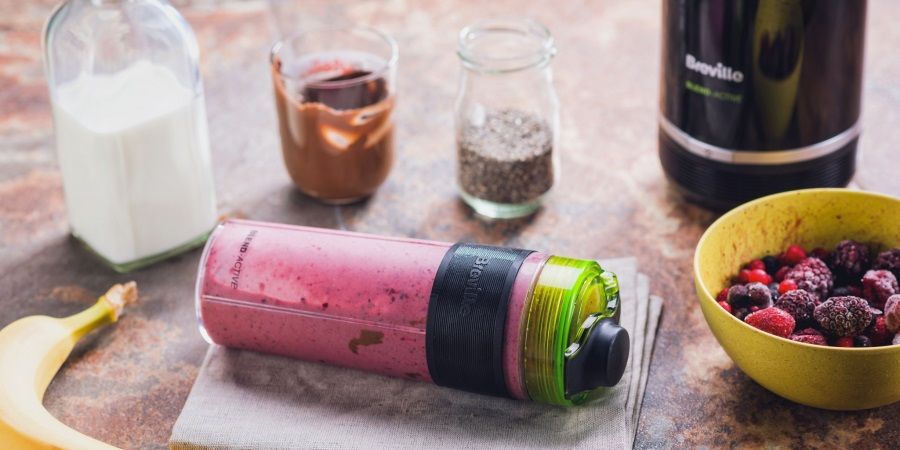 Reteta smoothie fitness inainte de sala, cu fructe de padure, chia si nutella