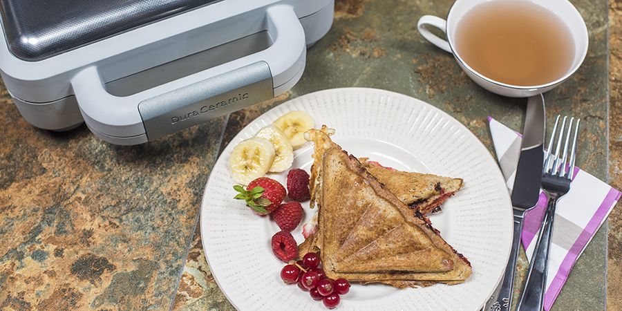 Rețetă sandwich desert cu unt de arahide, banane și căpșuni