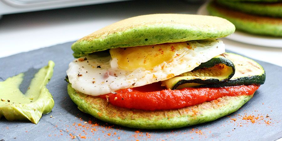 Reteta mic dejun proaspat: sandwich de clatite americane cu spanac, avocado si legume grill, by Adrian Hadean