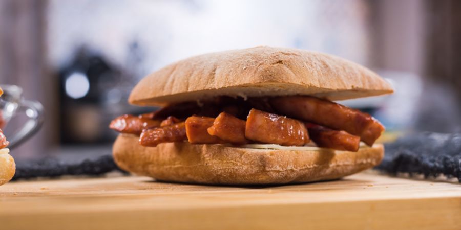 Rețetă sandwich de Halloween cu cârnăciori și ketchup