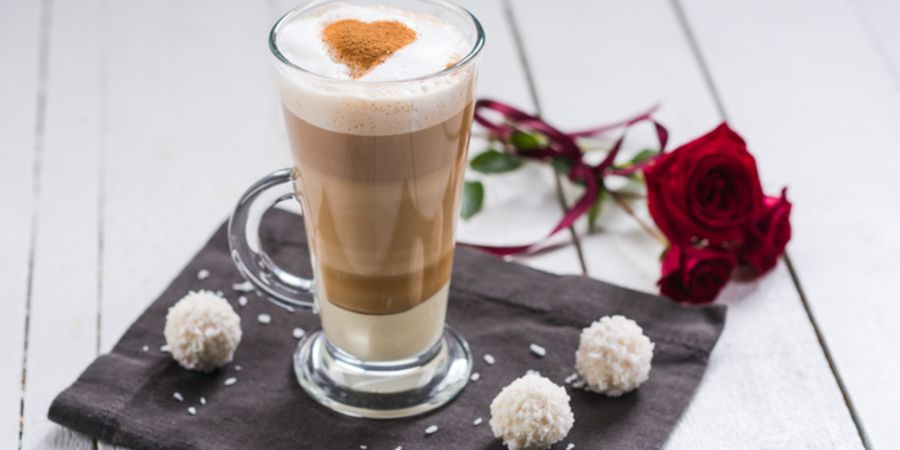 Rețetă Caffe Latte cu ciocolată albă și scorțișoară