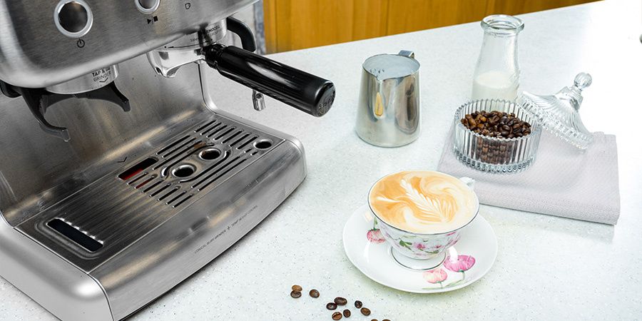 Cum prepari un flat white acasă cu espressorul manual Breville Barista Max