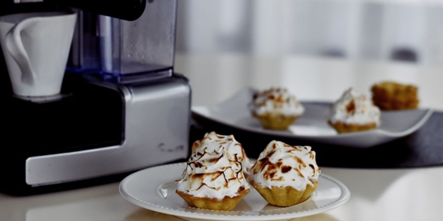 Rețetă Mini Baked Alaska cu înghețată de cafea preparată la espressorul Prima Latte Silver by Rețete Papa Bun