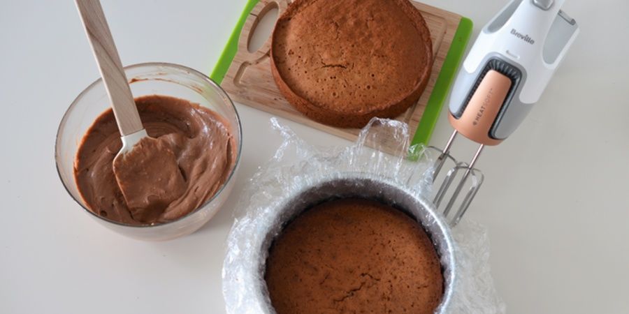 Rețetă de tort turtă dulce preparat cu Mixerul de mână HeatSoft Breville by Teos Kitchen