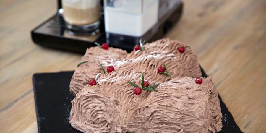 Rețetă tort buturugă cu cremă cappuccino pregătit la Prima Latte II Breville by Diva în bucătărie