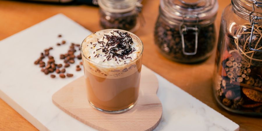 Rețetă Caffe Latte cu vanilie și frișcă la espressorul manual Breville Barista Max by Adrian Cărădeanu