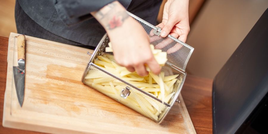 Rețetă carfofi pai prăjiți fără ulei la Breville Air Fryer, friteuză-cuptor cu aer cald cu roșii uscate, parmezan și busuioc by Chef Roxana Blenche