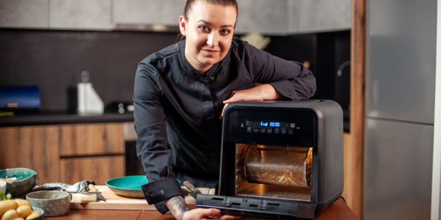 Rețetă carfofi pai prăjiți fără ulei la Breville Air Fryer, friteuză-cuptor cu aer cald cu roșii uscate, parmezan și busuioc by Chef Roxana Blenche