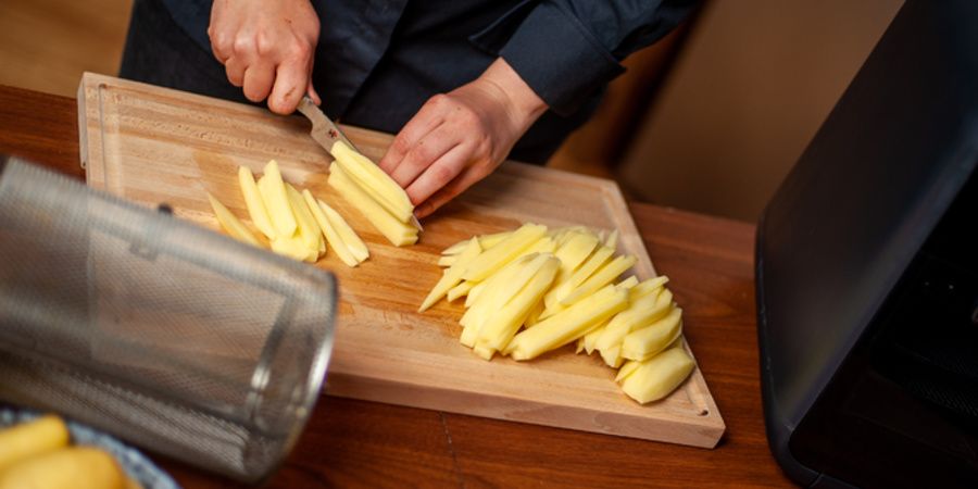 Rețetă carfofi pai prăjiți fără ulei la Breville Air Fryer, friteuză-cuptor cu aer cald cu roșii uscate, parmezan și busuioc by Chef Roxana Blenche