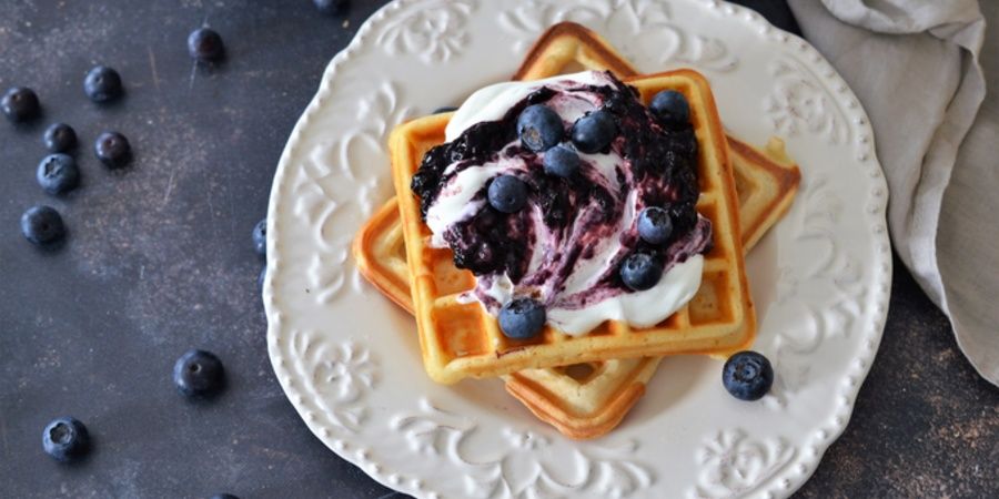 Rețetă waffles cu iaurt și topping cu fructe la alegere la Aparatul de Gofre Duraceramic Breville by Teos Kitchen