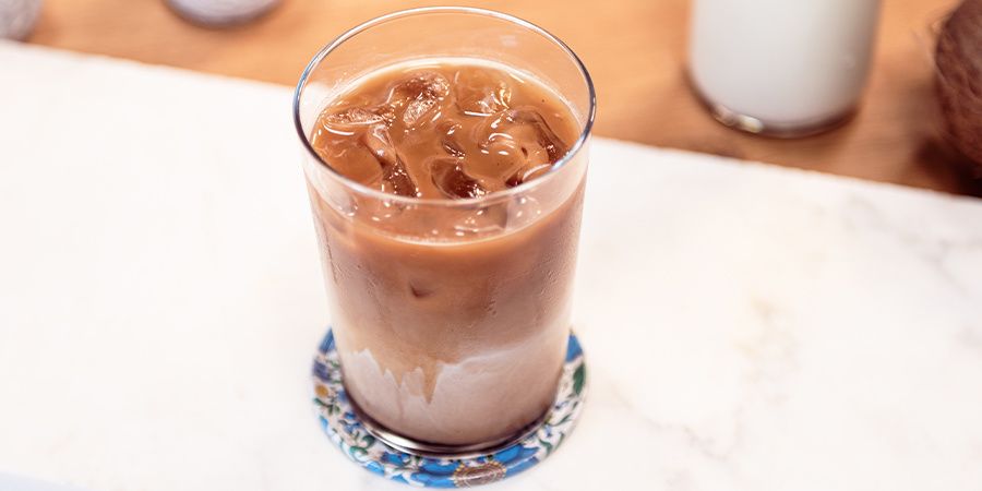 Rețetă Coconut Iced Latte la espressorul Breville Barista Mini by Barista Trainer Adrian Cărădeanu