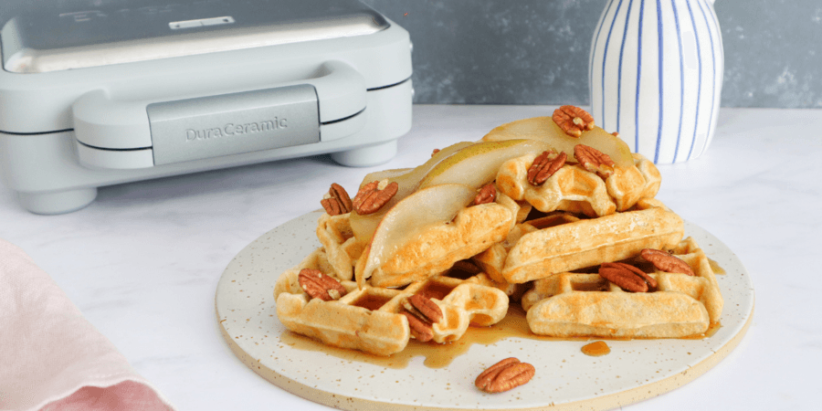 Rețetă waffles cu pere, nuci pecan și sirop de arțar by Tastebazaar.ro