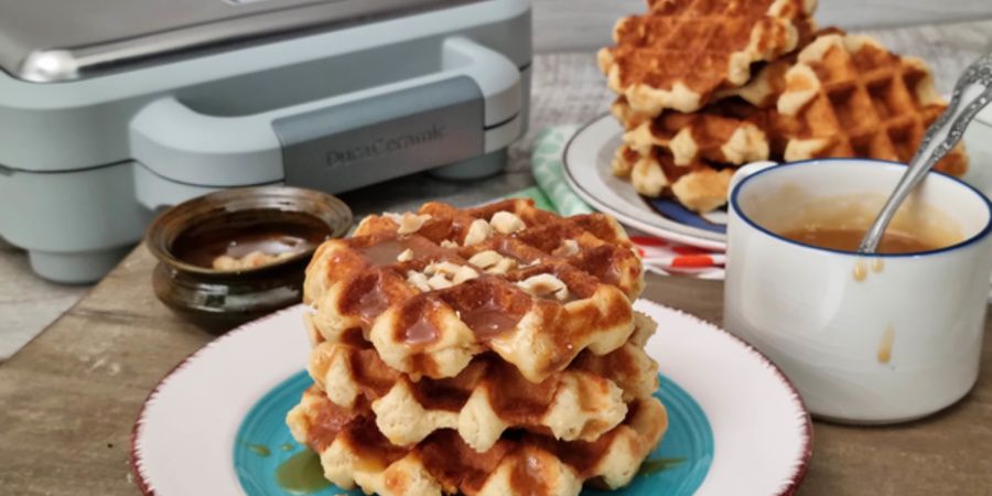 Rețetă waffles cu unt de arahide și sos de caramel sărat la aparatul de gofre Breville DuraCeramic by Ciocolată și Vanilie