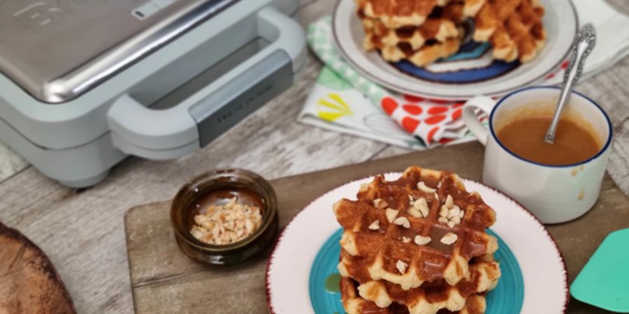 Rețetă waffles cu unt de arahide și sos de caramel sărat la aparatul de gofre Breville DuraCeramic by Ciocolată și Vanilie