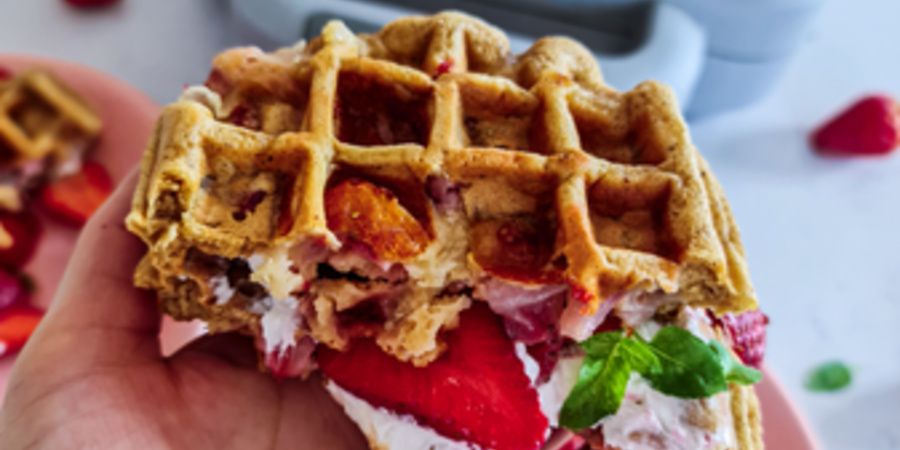 Rețetă waffles dulci cu căpșuni și interior de mozzarella la aparatul de gofre Breville DuraCeramic by Prăjiturela