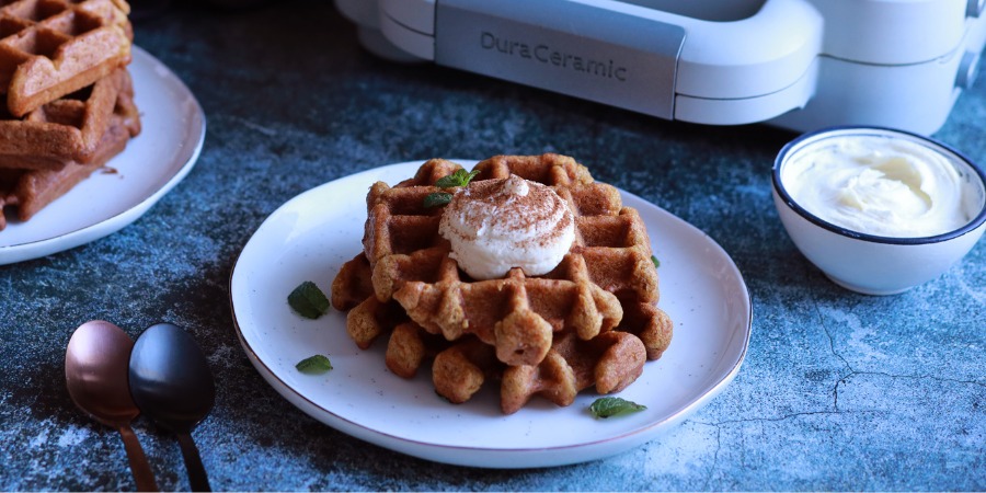 Rețetă carrot cake waffles cu cremă de mascarpone la aparatul de gofre DuraCeramic by Bucătar Maniac