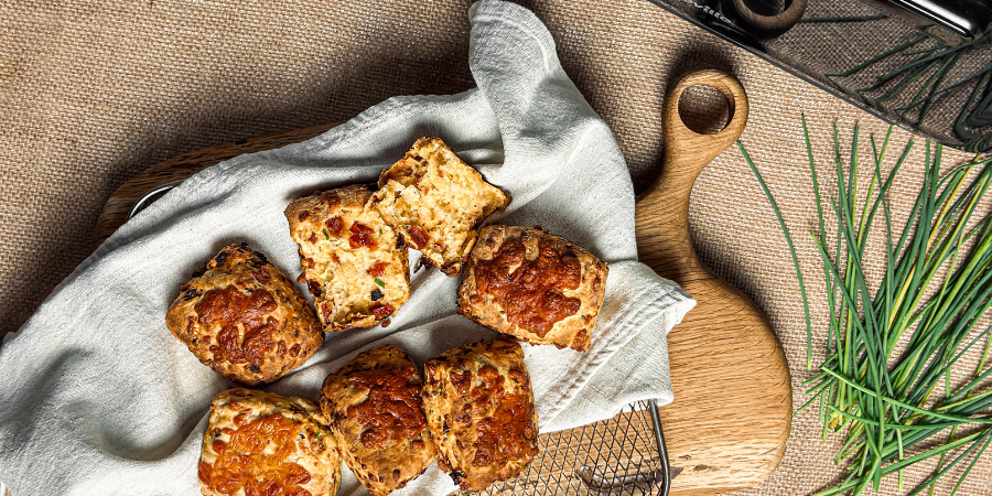 Rețetă Scones cu cheddar, chives și roșii uscate, coapte la airfryer Breville by Daniel Breda