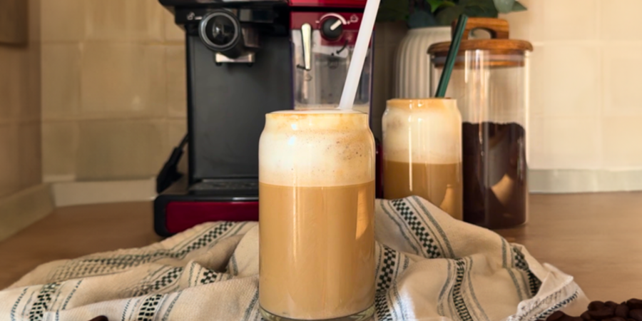 Rețetă Vegan Salted Caramel Latte preparat la espressorul manual Prima Latte Breville