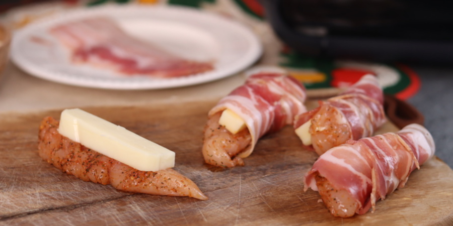 Rețetă rulouri de pui cu cașcaval și bacon la airfryer Breville cu rotisor