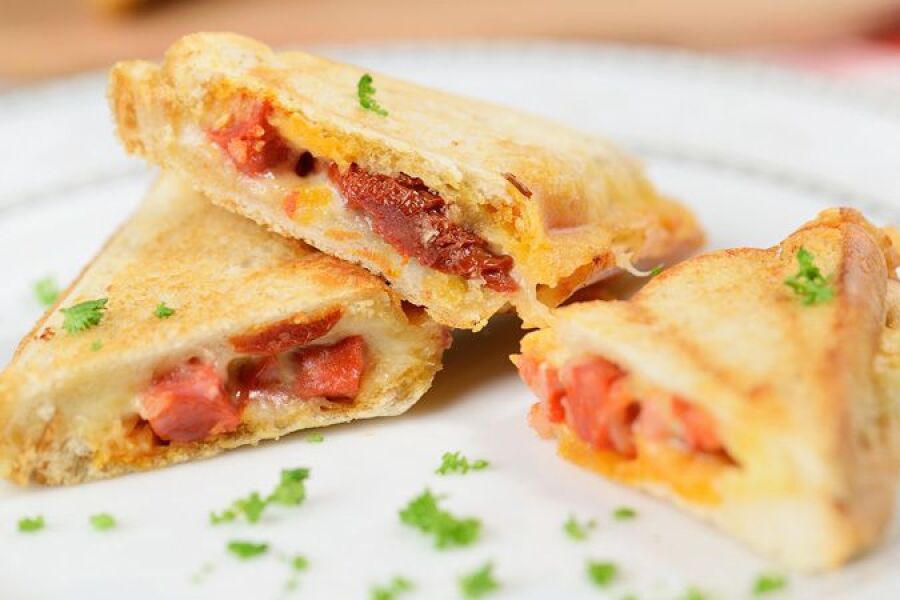 Rețetă sandwich cu chorizo, roșii sundry și emmentaler fondue