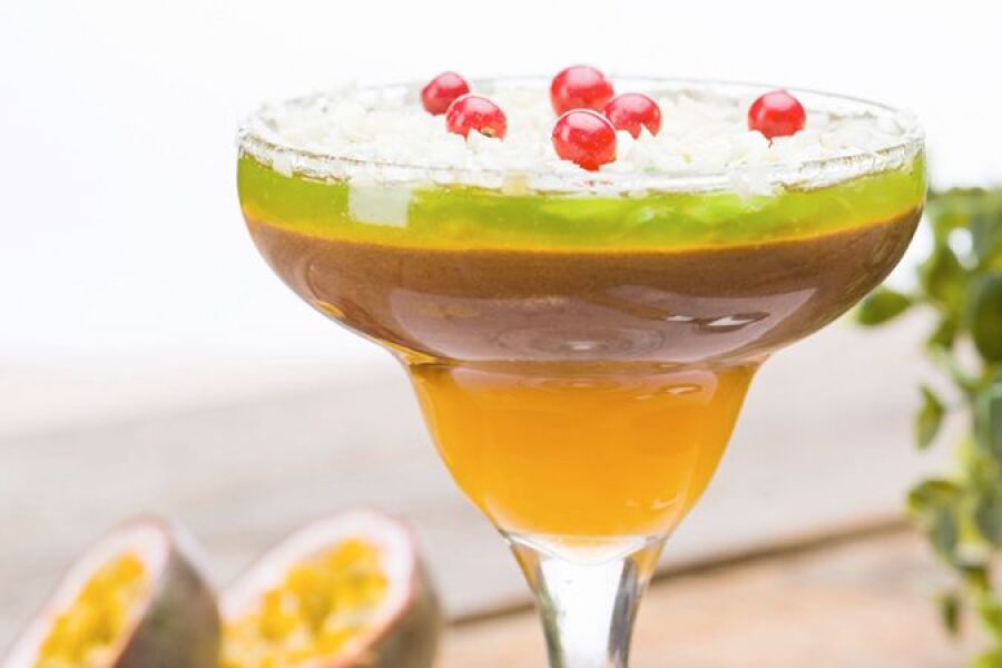 Reteta mousse de ciocolata cu duo de jeleu de fructul pasiunii si mar verde