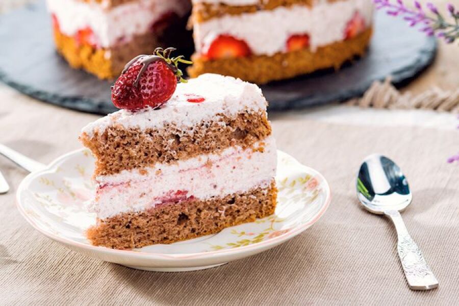 Rețetă tort cu cremă de mascarpone și căpșuni
