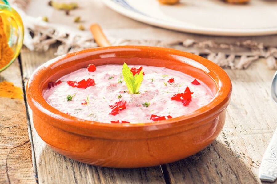 Reteta salata Iraniana de iaurt, cu castraveti si sfecla