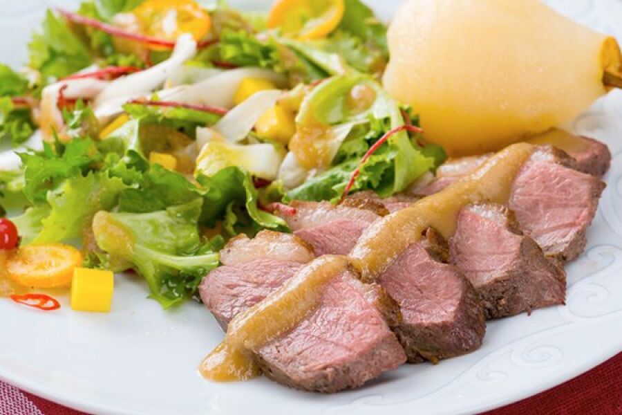 Reteta salata calda din piept de rata cu carpaccio de kumquat si vinaigrette de para