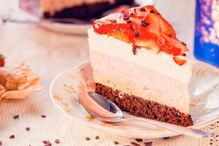 Rețetă tort cu mousse de căpșuni și ciocolată
