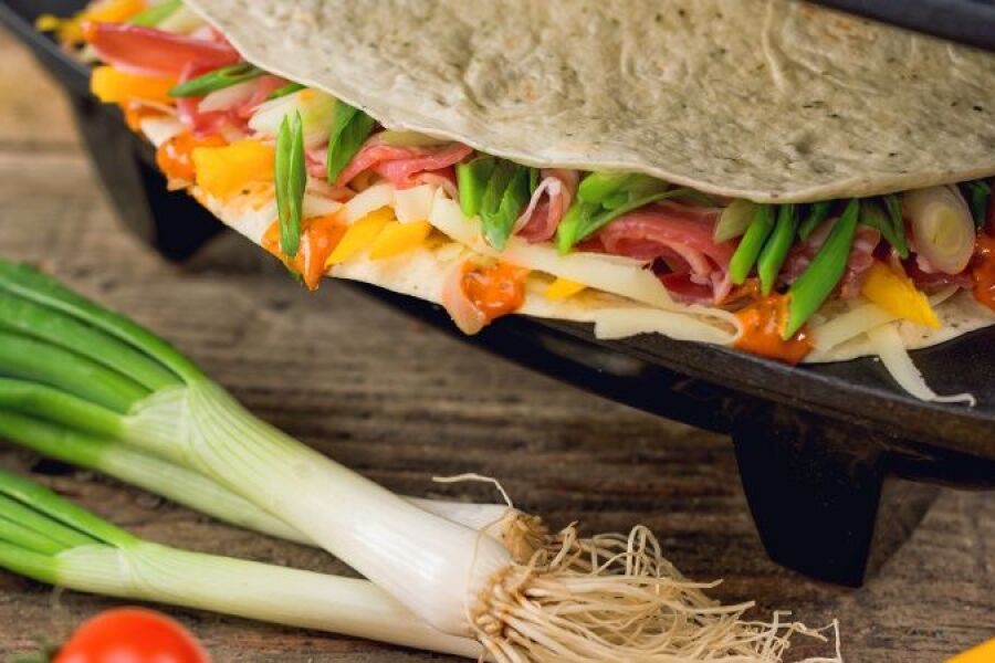 Rețetă quesadilla cu bacon, cașcaval și sos american