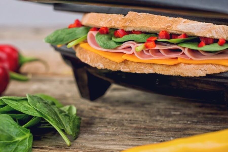 Rețetă sandwich cu pâine țărănească, Cheddar, suncă și baby spanac