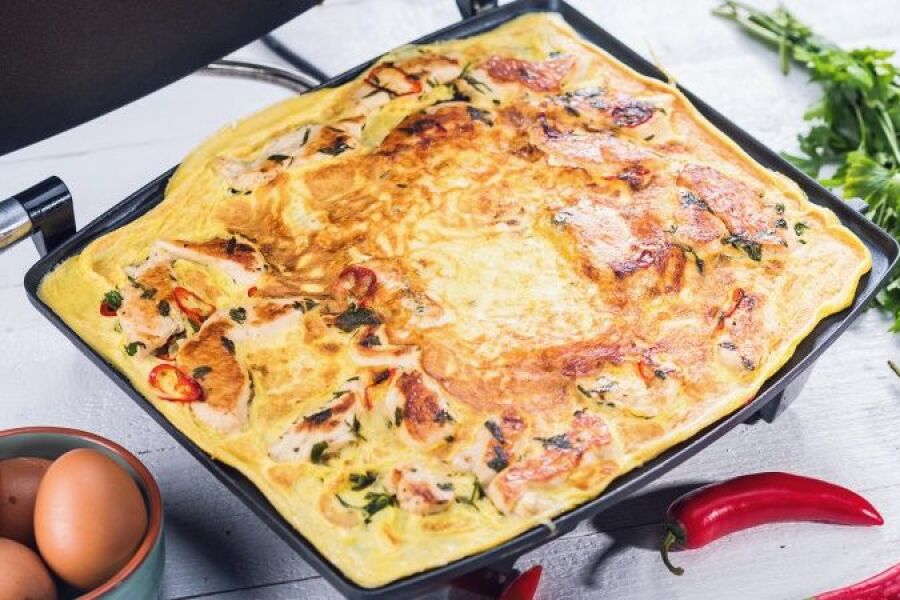 Rețetă omletă cu piept de pui și cașcaval afumat