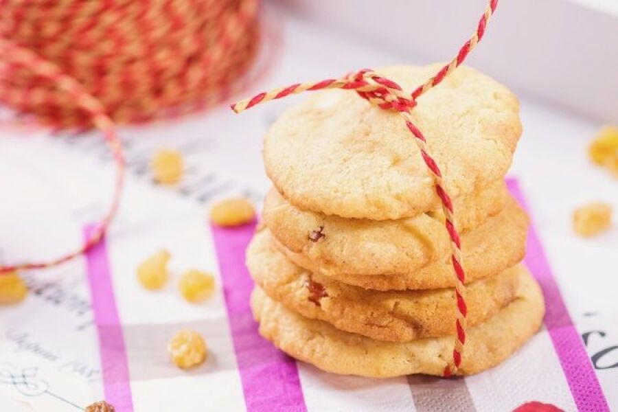 Reteta biscuiti cu ciocolata alba si stafide