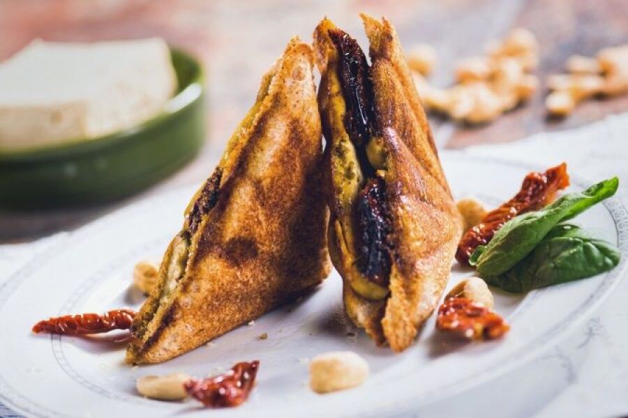 Rețetă sandwich italian cu tofu și roșii uscate