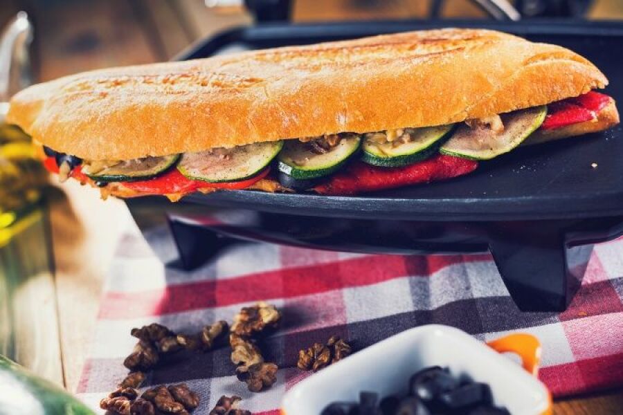 Rețetă panini cu ardei copt, zucchini și măsline