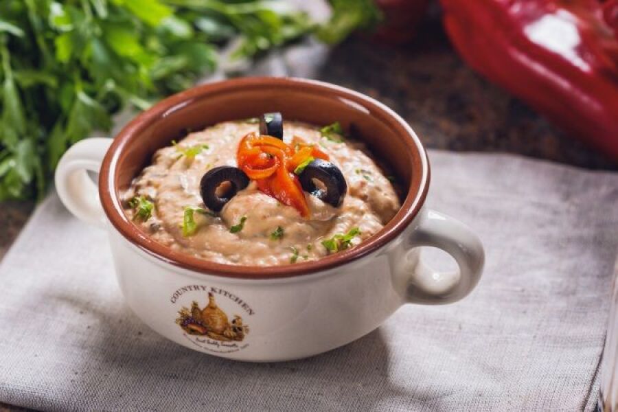 Reteta humus de ardei copt si masline negre