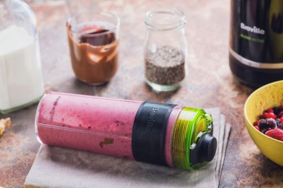 Reteta smoothie fitness inainte de sala, cu fructe de padure, chia si nutella