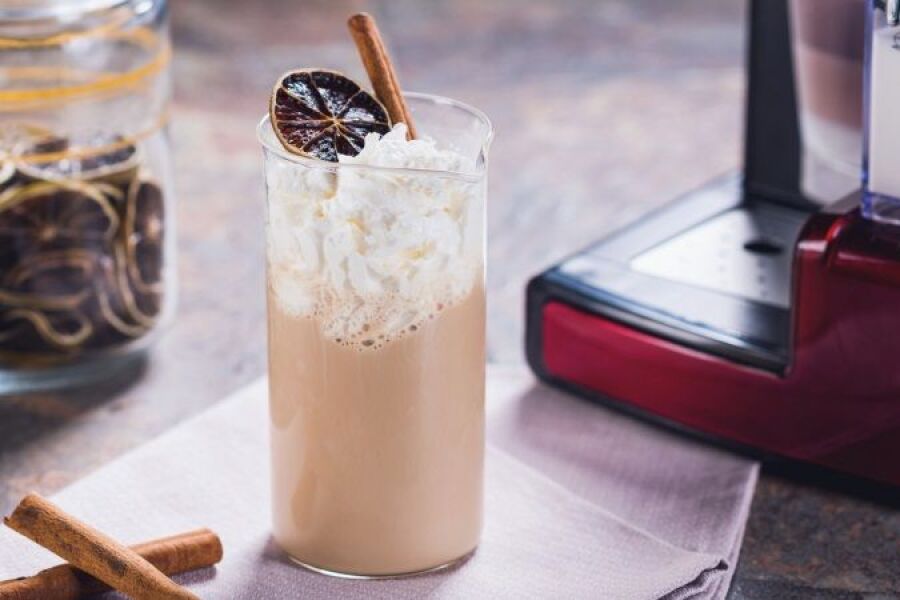 Rețetă Caffe Latte cu frișcă și sirop de ciocolată